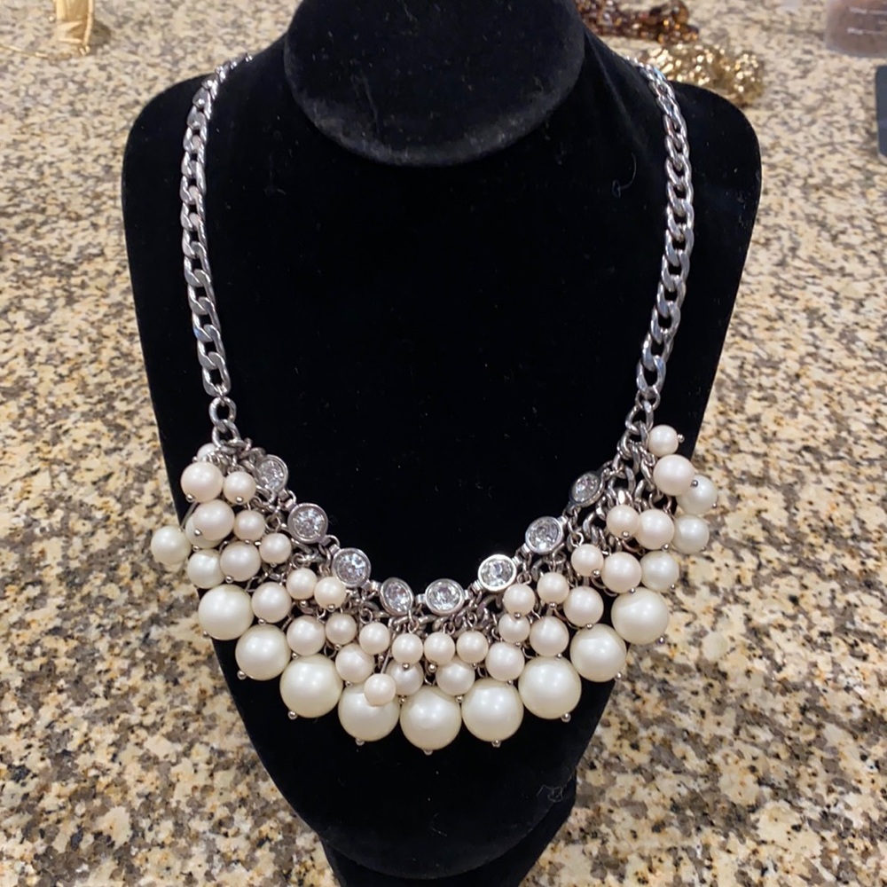 Pearl beads statement necklace